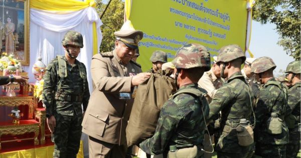 องคมนตรี เชิญถุงพระราชทานไปมอบแก่ผู้ปฏิบัติงานหน่วยความมั่นคง พร้อมติดตามการดำเนินงานโครงการอันเนื่องมาจากพระราชดำริ ในพื้นที่จังหวัดเชียงราย เป็นวันที่สาม