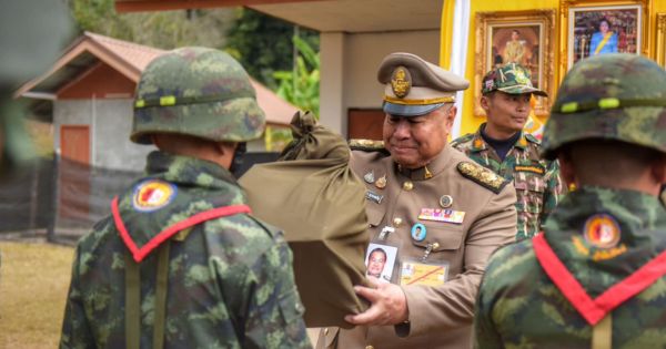 องคมนตรี เชิญถุงพระราชทานไปมอบแก่ราษฎรและเจ้าหน้าที่ผู้ปฏิบัติงาน พร้อมติดตามการดำเนินงานโครงการอันเนื่องมาจากพระราชดำริ ในพื้นที่จังหวัดแม่ฮ่องสอน