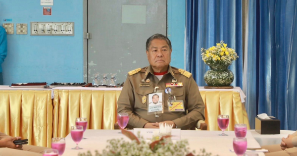 องคมนตรี ติดตามสถานการณ์น้ำ พร้อมกับเชิญสิ่งของพระราชทานไปมอบแก่สมาชิกศูนย์ศิลปาชีพ