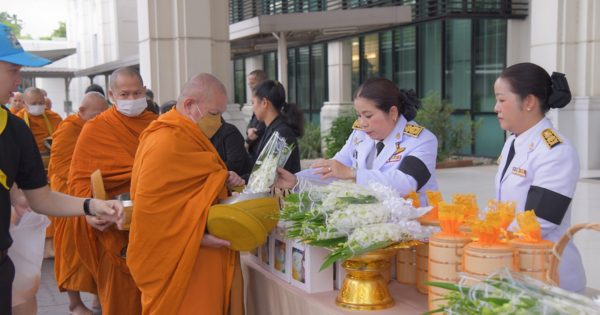 สำนักงาน กปร. ร่วมพิธีตักบาตรบำเพ็ญกุศลปัณรสมวาร 15 วัน ถวายพระราชกุศลแด่สมเด็จพระนางเจ้าสิริกิติ์ พระบรมราชินีนาถ พระบรมราชชนนีพันปีหลวง 