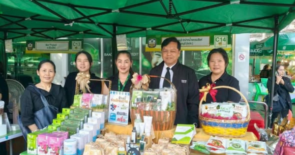  ที่ปรึกษาด้านการประสานงานโครงการอันเนื่องมาจากพระราชดำริ และเจ้าหน้าที่สำนักงาน กปร. เยี่ยมชมและให้กำลังใจเกษตรกรเครือข่ายศุนย์ศึกษาการพัฒนาฯ ในงาน "ตลาดนัดของดีวิถีชุมชนลูกค้า ธ.ก.ส." 